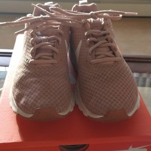 NIKE SNEAKERS WOMEN'S SIZE 8 IN BOX